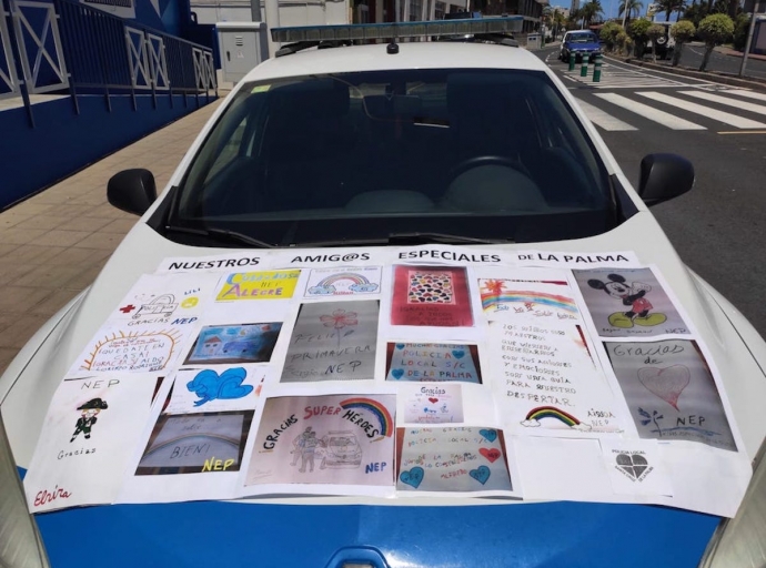 Un coche de la policía 👮🏼‍♂️ muestra mensajes de Niños Especiales durante el Covid 🦠