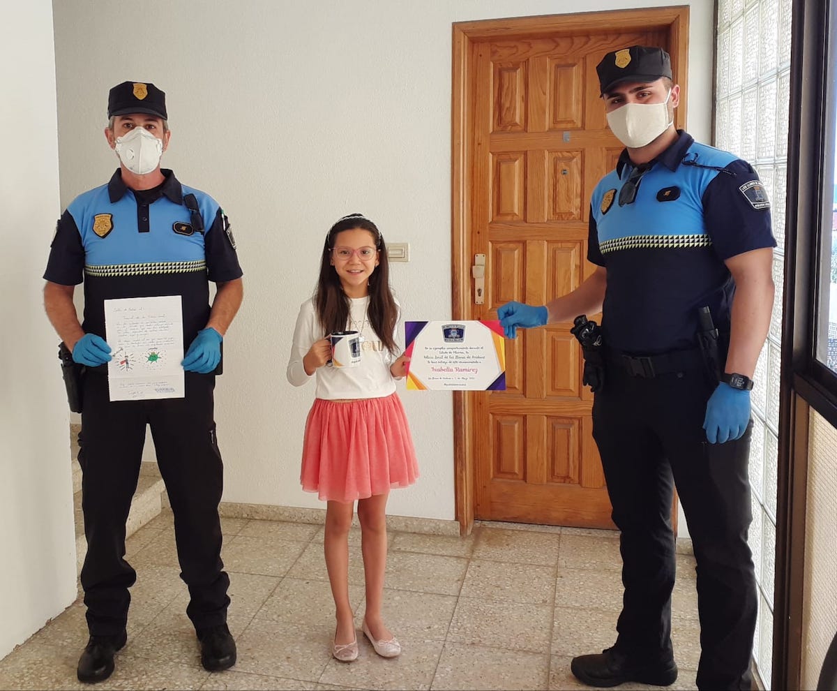 La Policía 👮🏻‍♀️👮🏻‍♂️ de Los Llanos devuelve el gesto y 🎖 'premia' a la niña 👧🏻 de la carta de ánimo