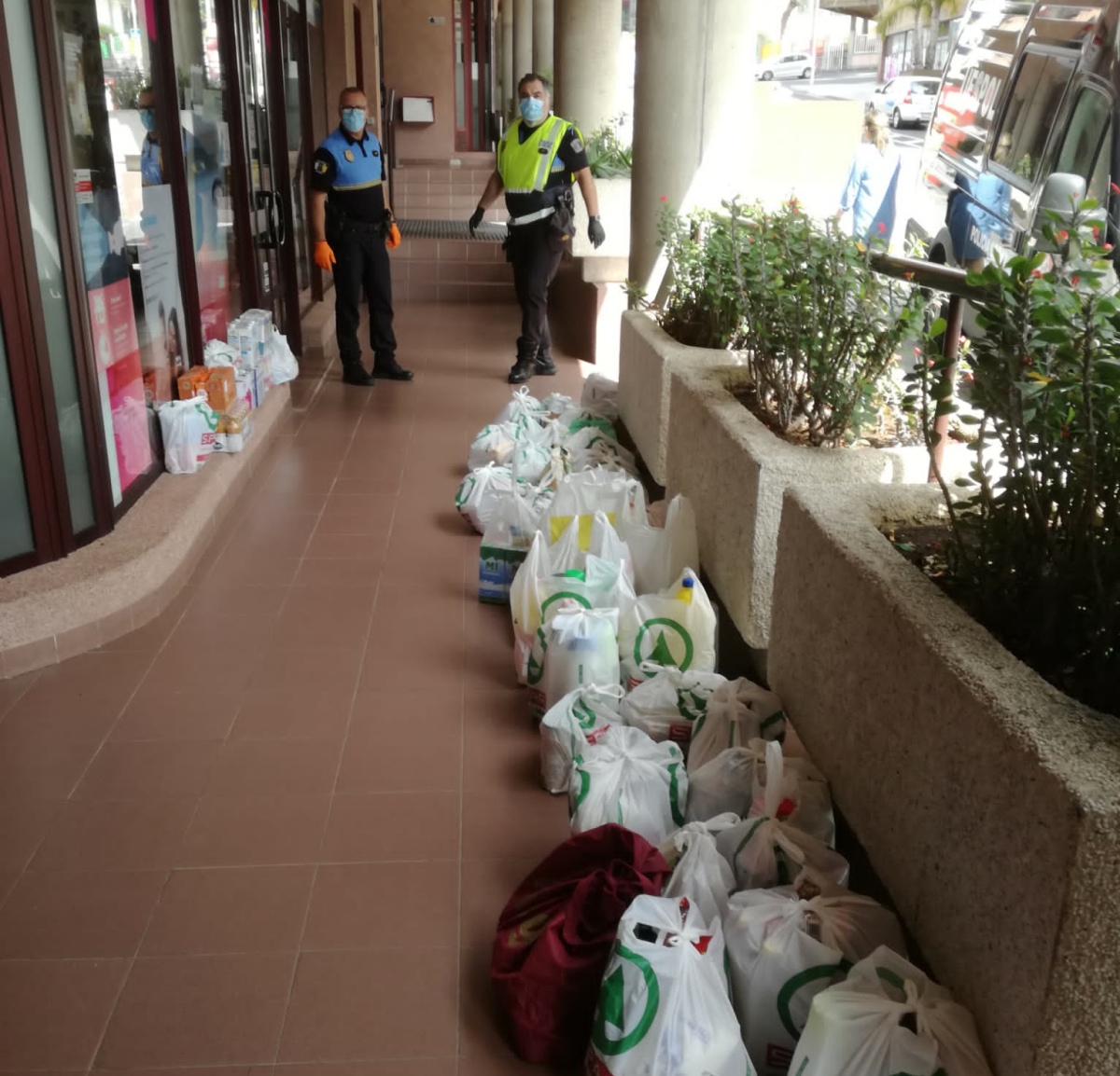 Solidaridad 🤝 vecinal en la capital palmera: compra de alimentos 🍲 para familias sin recursos