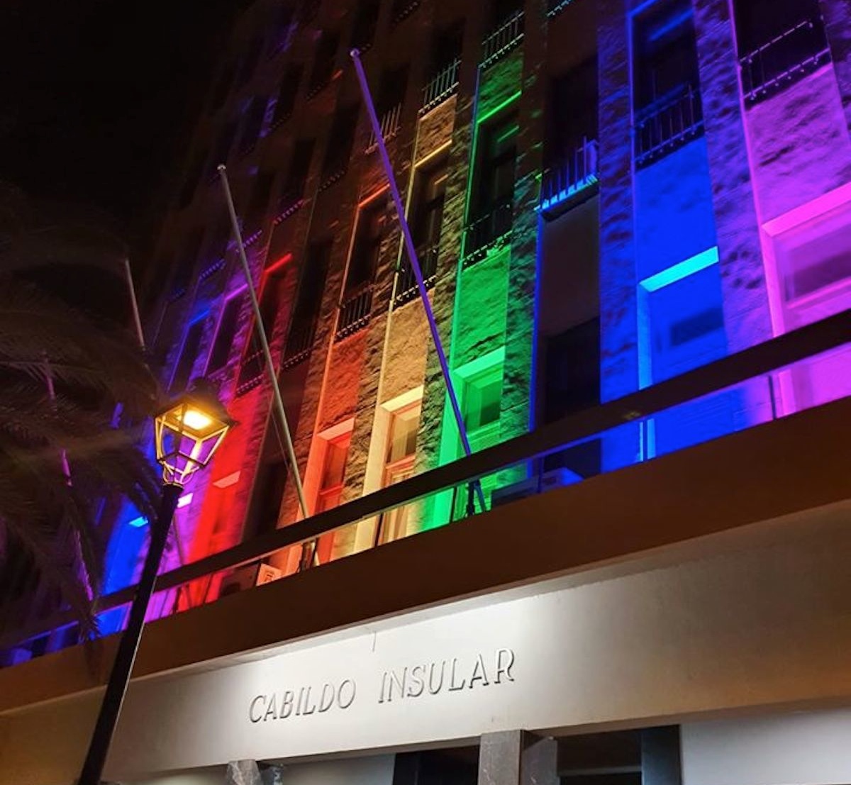 Colores contra la LGTBIfobia 🌈en la fachada del Cabildo de La Palma 🏳️‍🌈