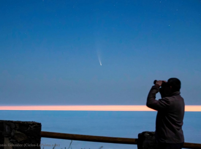 'Jugando' con el cometa ☄ más brillante a su paso por La Palma 🌌