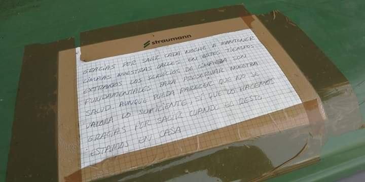 ✍️ Mensaje en un contenedor de basura 🚮: "Aunque pueda parecer que no 👷🏻, sí os valoramos" 👏👏