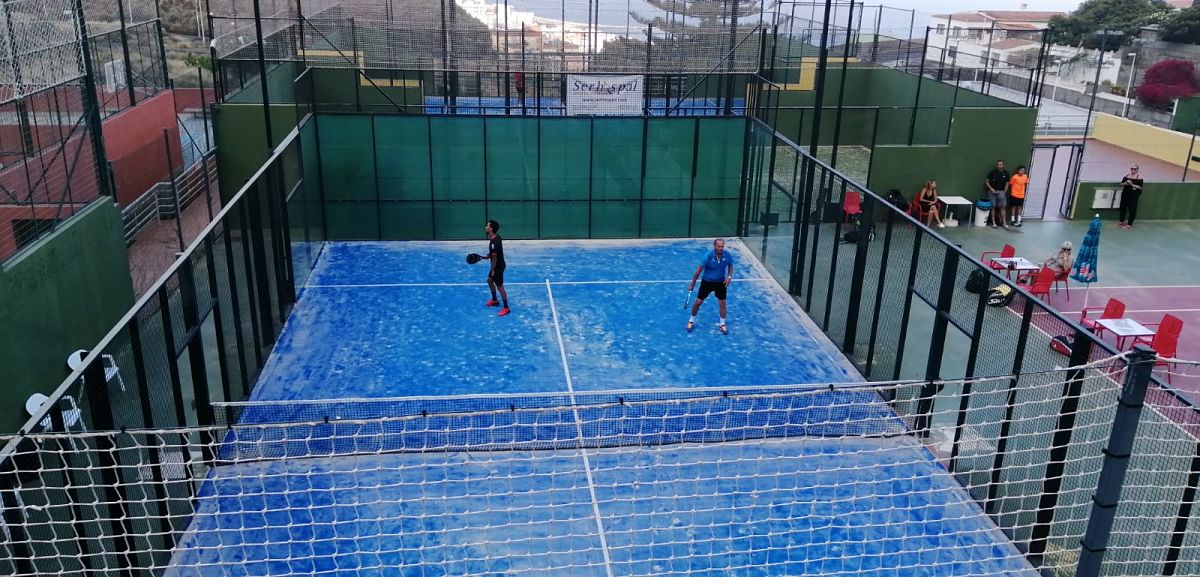 Bertín Osborne juega al pádel🏸 en La Palma donde graba📹 su programa para Telecinco📺