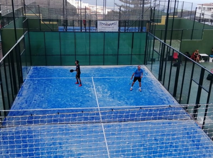 Bertín Osborne juega al pádel🏸 en La Palma donde graba📹 su programa para Telecinco📺