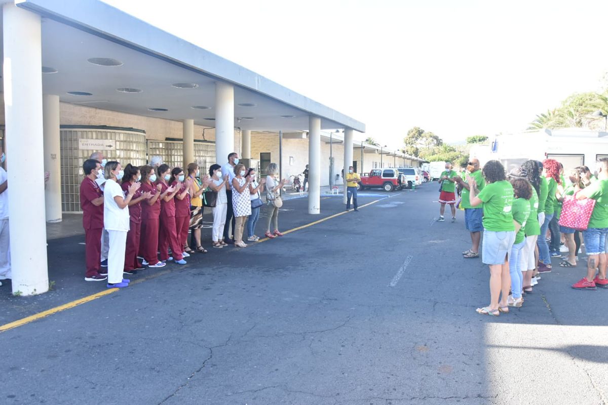 El personal sanitario 👩‍⚕️👨‍⚕️ de La Palma recibe el reconocimiento de los caravanistas 🚐 por su labor durante la pandemia 🦠