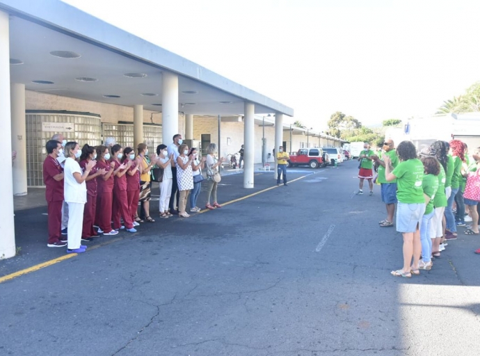 El personal sanitario 👩‍⚕️👨‍⚕️ de La Palma recibe el reconocimiento de los caravanistas 🚐 por su labor durante la pandemia 🦠