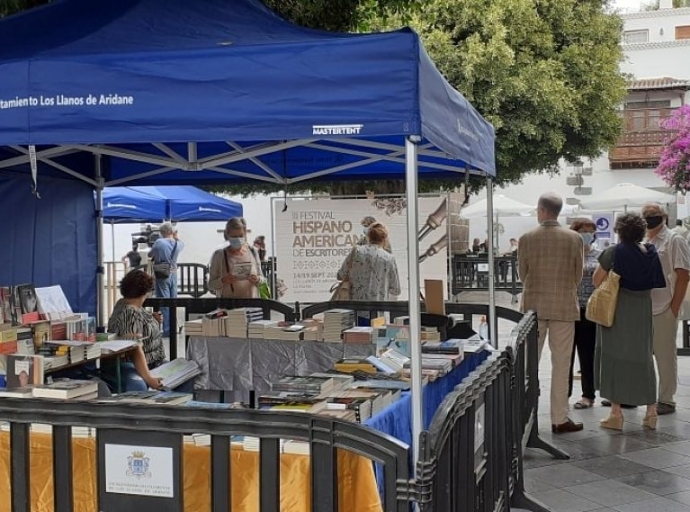 Los libros 📖📚 ‘toman’ la Plaza de España con las firmas 🖋 de ejemplares del Festival Hispanoamericano de Escritores😀