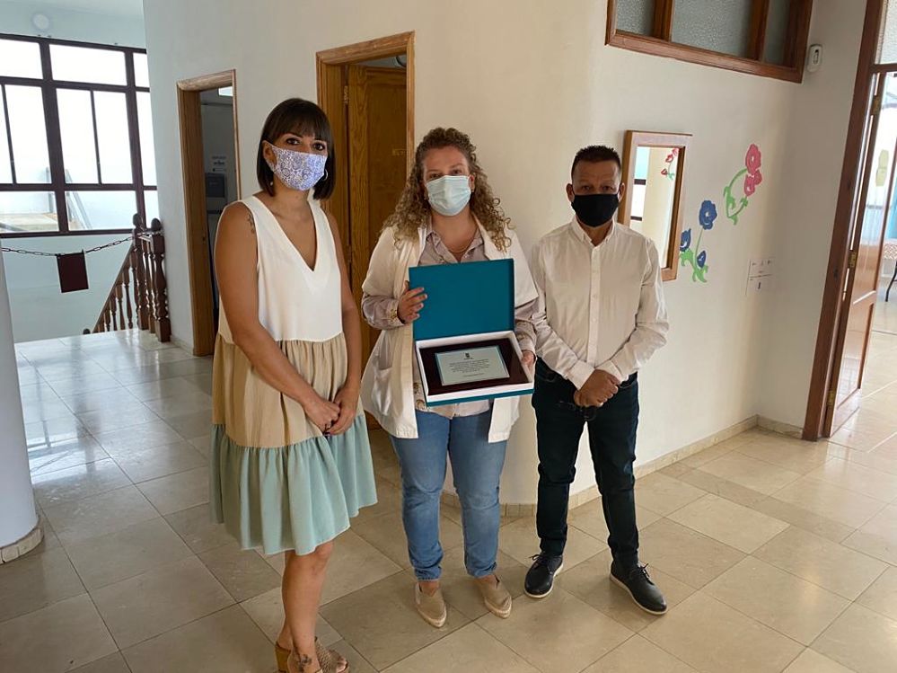 Fuencaliente reconoce el esfuerzo del personal👩‍⚕️👩‍🍳 del Centro de Mayores 👵👴de Las Indias