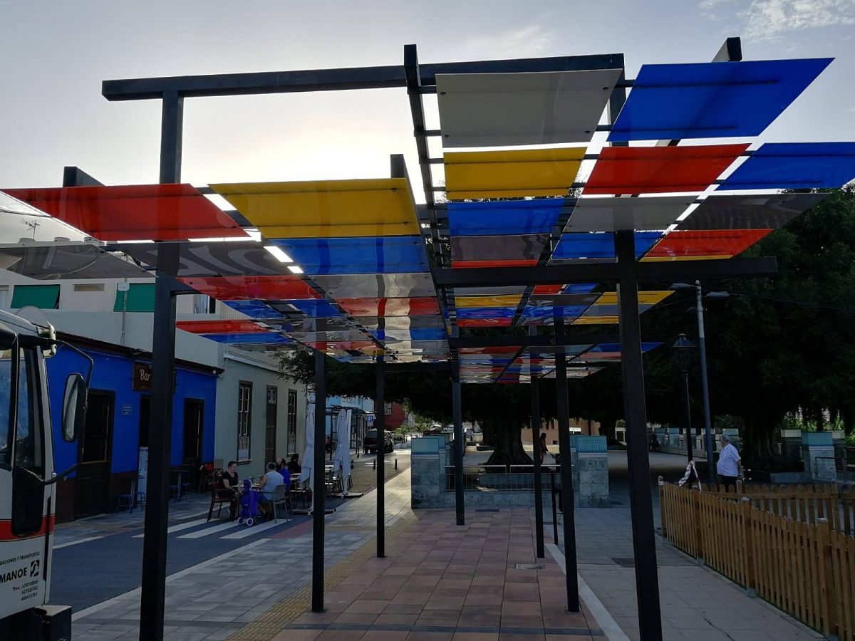 Argual 🏙 rejuvenece con el estreno de una pérgola 😃 de diseño multicolor🎨