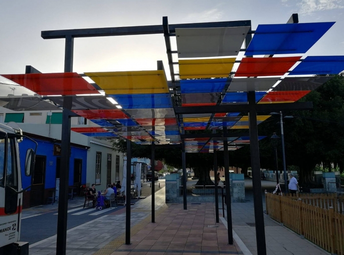 Argual 🏙 rejuvenece con el estreno de una pérgola 😃 de diseño multicolor🎨