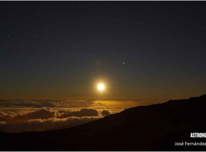 Una imagen de la Luna🌕 captada desde La Palma 📸por José Fernández Arozena, publicada por la revista Astronomía Magazine🌌 