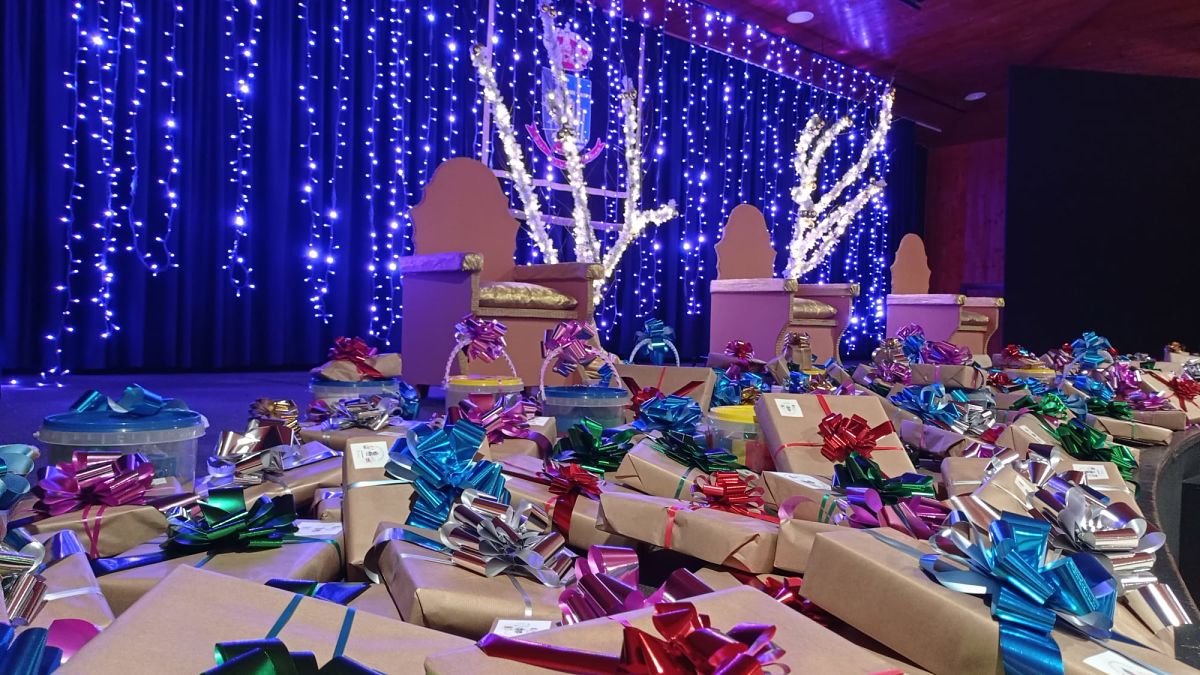 Los Reyes Magos 👑 llenan de regalos 🎁 la Casa de la Cultura de Puntallana para todos los niños 🧑👧 del municipio