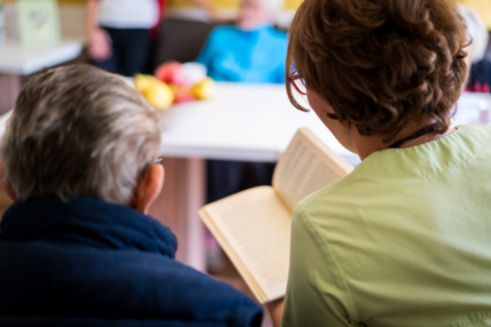 Mezcla de literatura y emociones 📖🧡 para mejorar la comunicaciòn de los mayores de la Residencia de La Dehesa 👴👵 