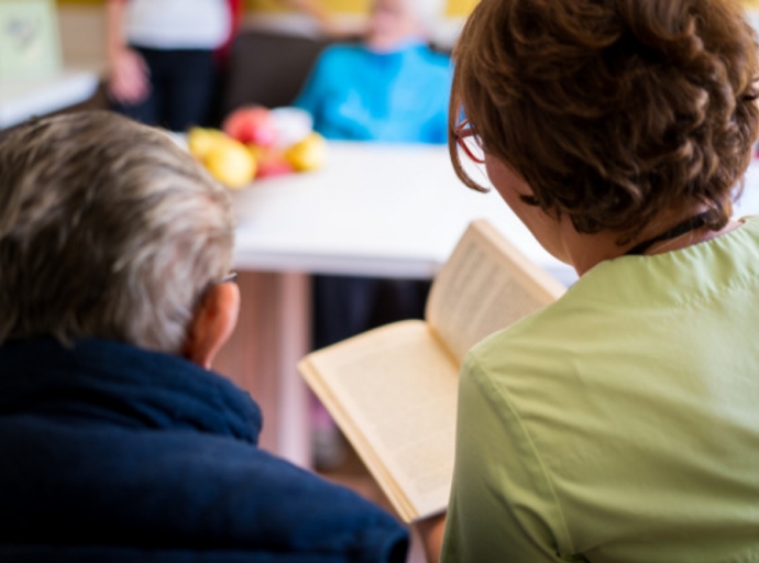 Mezcla de literatura y emociones 📖🧡 para mejorar la comunicaciòn de los mayores de la Residencia de La Dehesa 👴👵 