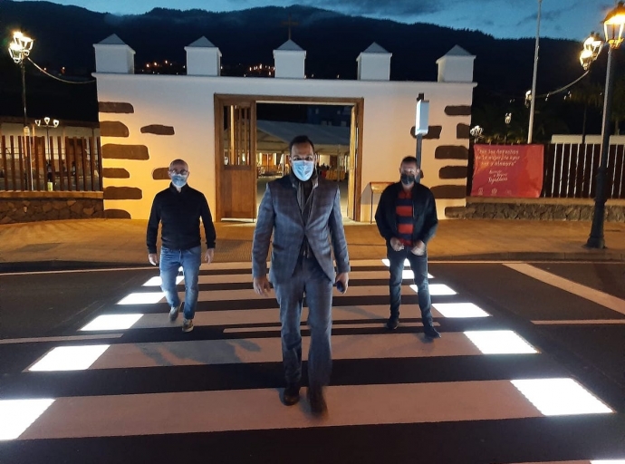 Paso de peatones 'inteligente' 🚶🏻‍♀️🚶 en Breña Alta, con marcas viales luminosas 💡