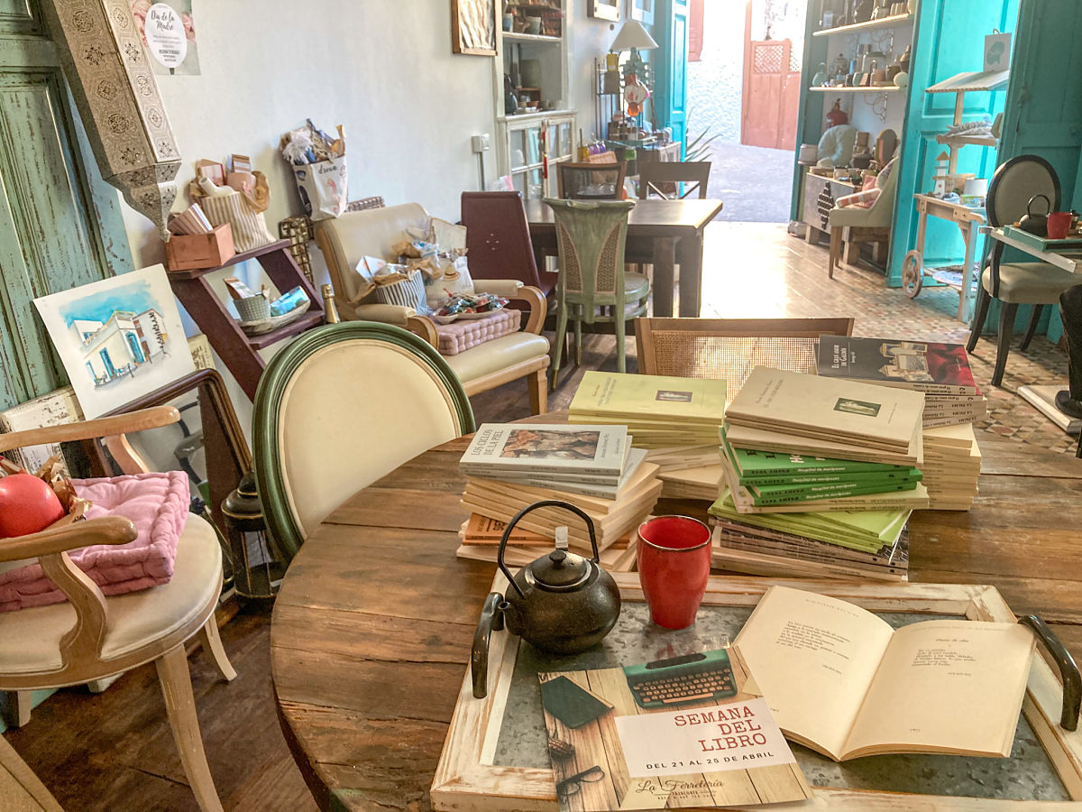 La ☕🍰 Ferretería de Tazacorte celebra su primera Semana del Libro📖 dedicada a la literatura canaria y palmera