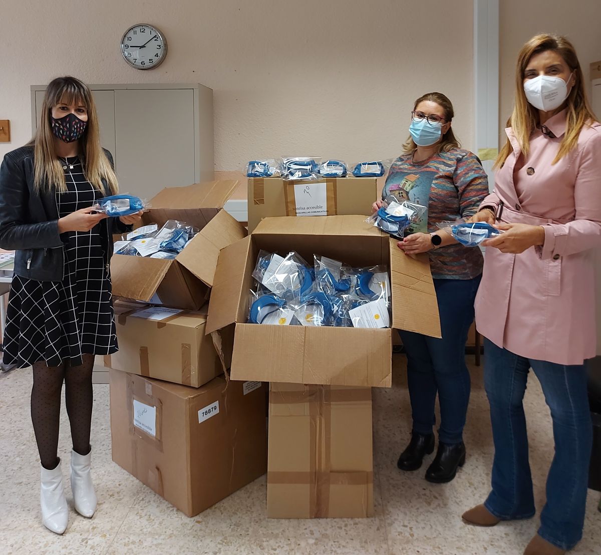 Distribuyen 750 mascarillas accesibles entre los 👩‍🏫profesores para facilitar la educación a los alumnos con sordera🧏‍♀️🦻 