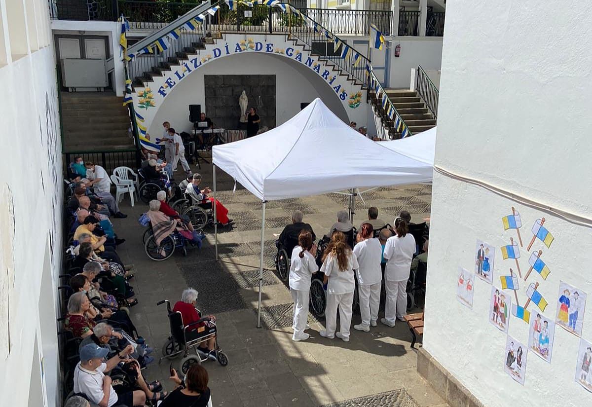 El ambiente festivo🎉 inunda el Hospital de Dolores🏥👵👴 para celebrar el Día de Canarias🇮🇨