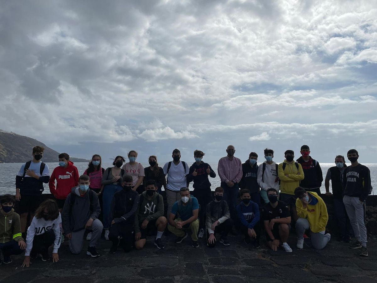 Alumnos del IES Luis Cobiella👩‍🏫 limpian el litoral capitalino🏖 por el Día de Los Océanos🌊