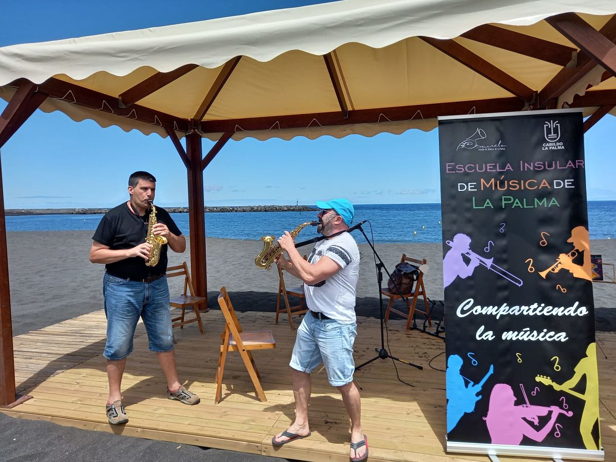 La Escuela Insular de Música🎷🎻🎶 traslada las aulas a la playa🏖 capitalina