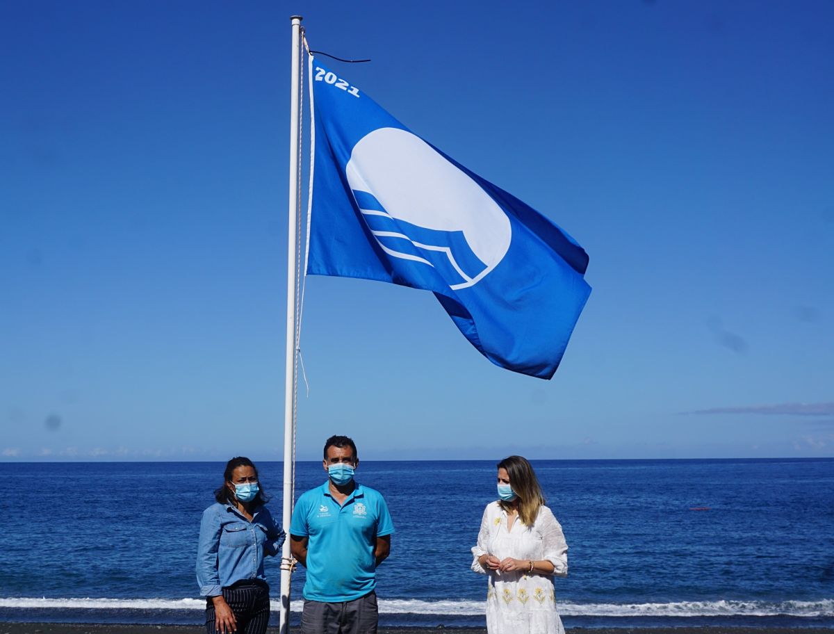 La 🏳bandera azul ya ondea en las 🌊playas llanenses