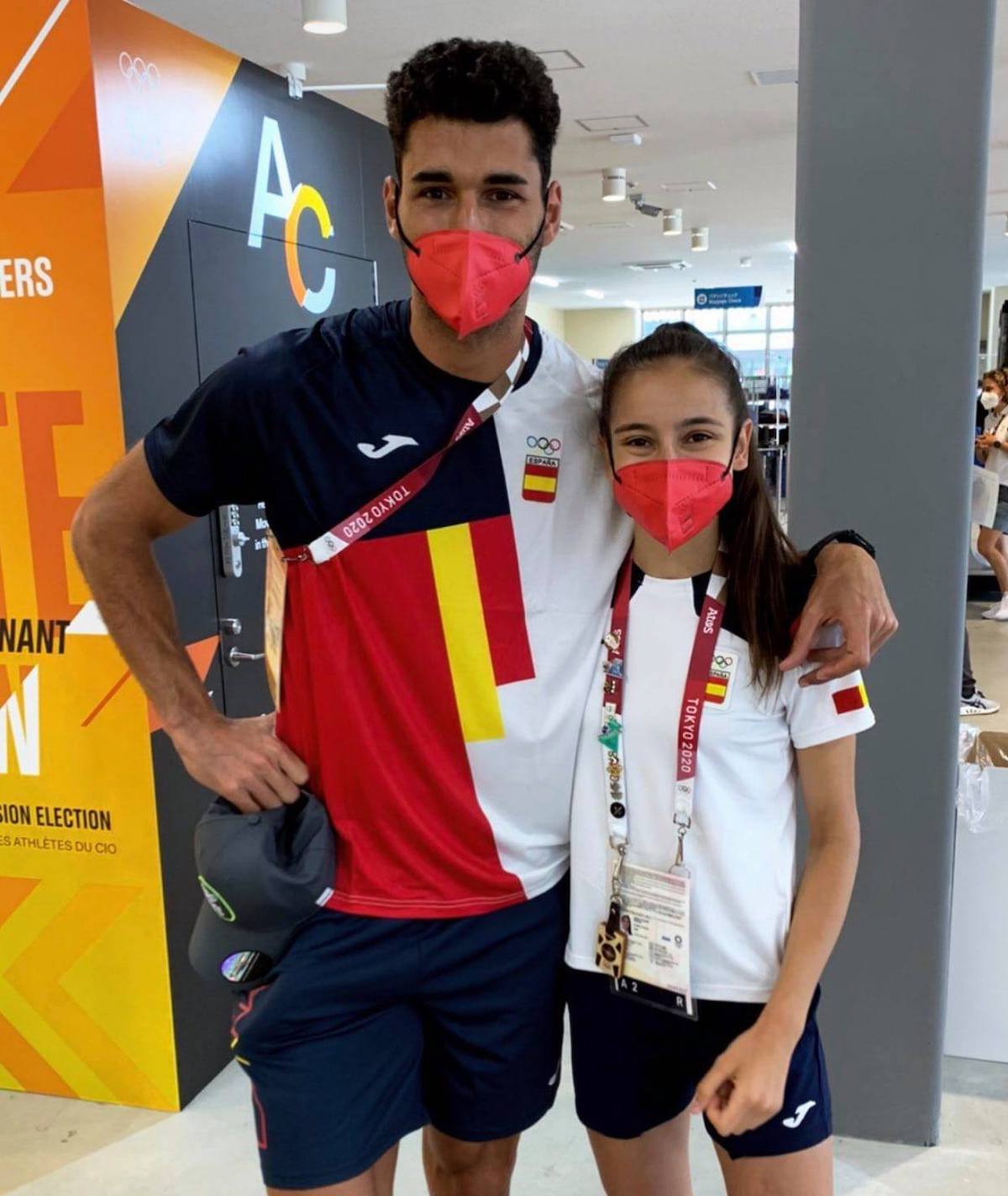 El 🏃🏻 olímpico palmero, Samuel García, nos regala desde 🏯 Tokio una foto con la primera medallista española 🥇 Adriana Cerezo 🇪🇸
