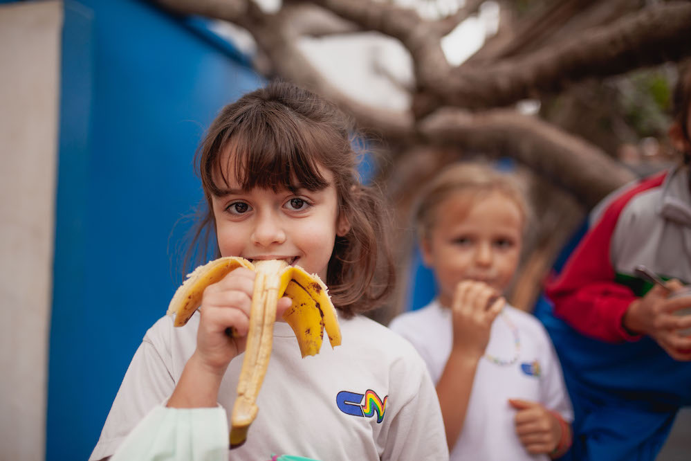 Recreos solidarios con plátano palmero en el colegio lagunero de Nuryana