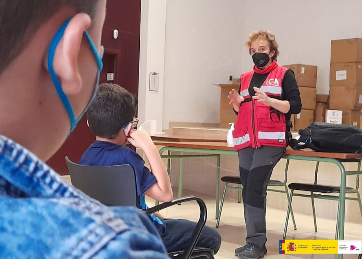 El IGN acerca el 🌋volcanismo🌋 a los alumnos del desaparecido colegio de 🏫Todoque