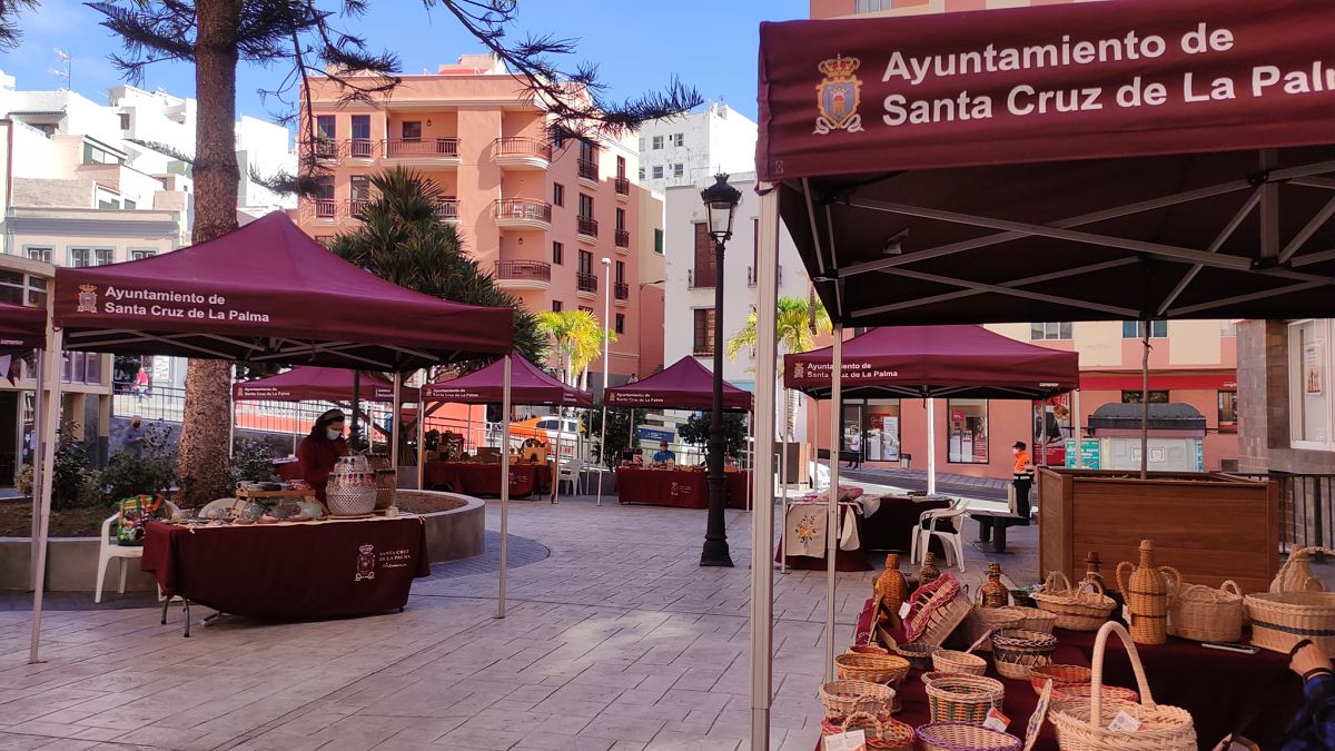 La ✂🧵artesanía palmera trata de sobrevivir apoyándose en el ✈🛳turismo