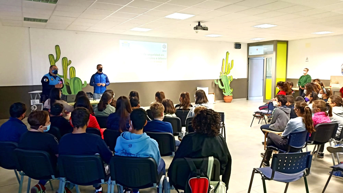 La 👮‍♂️Policía Local de Los Llanos forma al alumnado👧👦 de primaria en ciberseguridad📱💻 