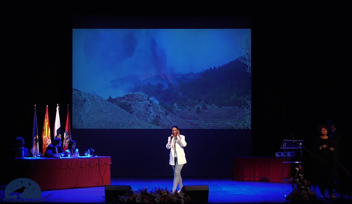 La joven emiretense, Claudia Abela, 🎤canta a los palmeros su canción ‘🌋Ríos de fuego🔥”