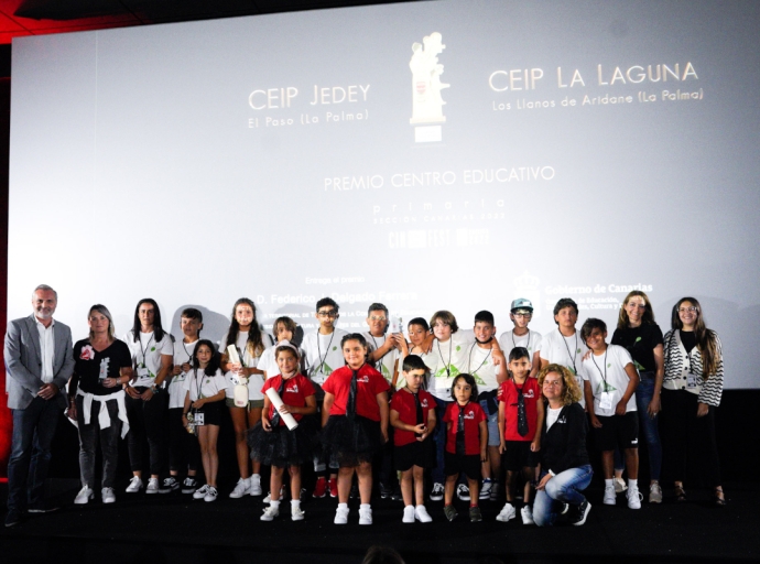 Los 🏫colegios de La Laguna y Jedey👧🏻👦🏻 reciben el 🏆Premio Centro Educativo de Cinedfest 9