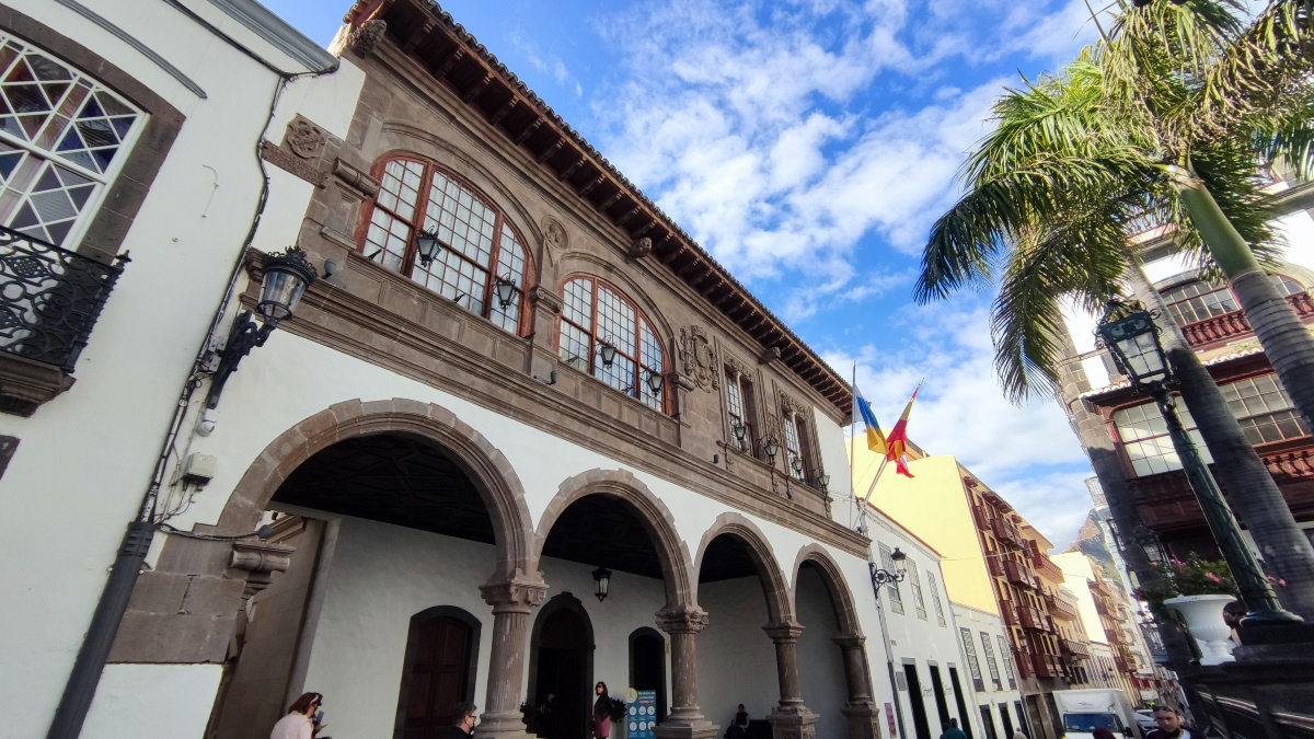 La Investigadora📚 y la agrupación Tajadre🎤 recibirán la 🏅medalla de la Muy Noble y Leal Ciudad de Santa Cruz de La Palma