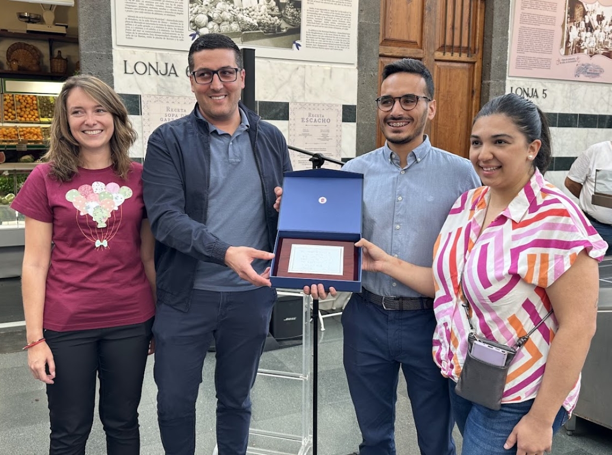 El ayuntamiento capitalino 🏫 homenajea a la vecina Cristina Herrera en la Semana de La Recova 🥕