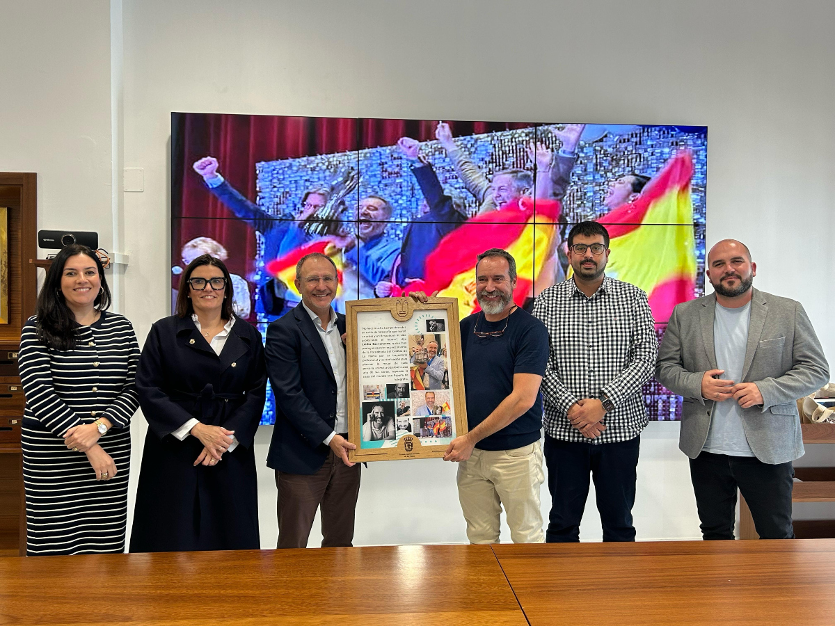 Reconocimiento a Emilio Barrionuevo📸 tras triunfar en la 🏆Copa del Mundo de Fotografía