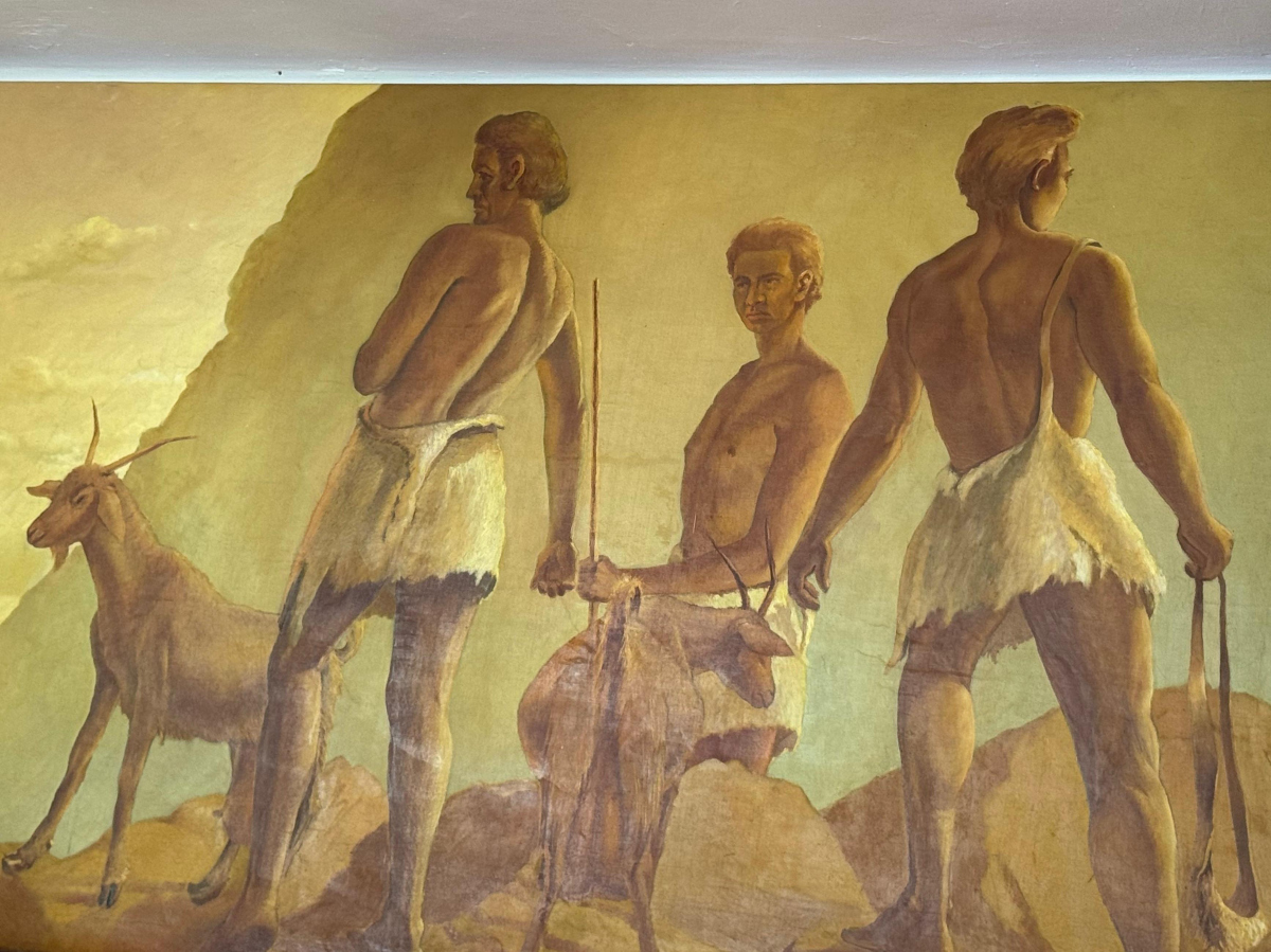 Las obras de 🖌️Antonio González Suárez 'embellecen' 🖼️el salón de plenos llanense